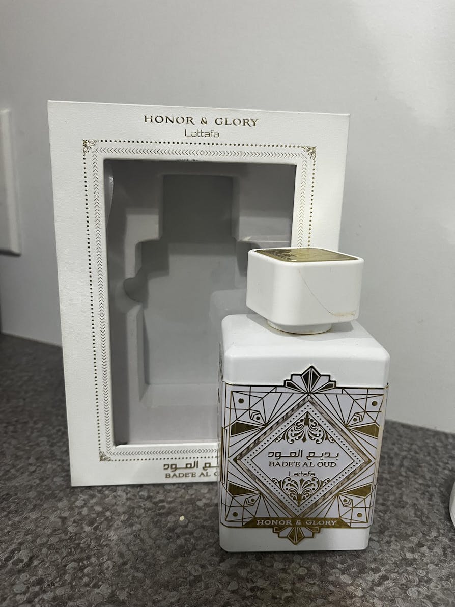 28 - 4 Perfumes + Regalo (Velvet Gold, Honor y Glory, Scandal , Yara más un perfumero recargable