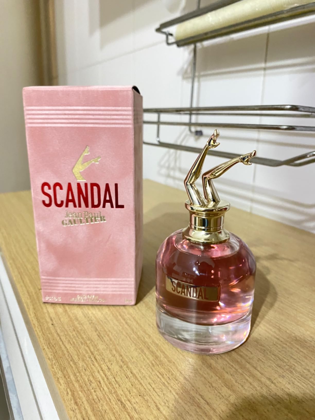 29 - 4 Perfumes + Regalos (scandal, coco chanel, olympea, la vie est belle, más perfumero recargable y un splash victoria secret