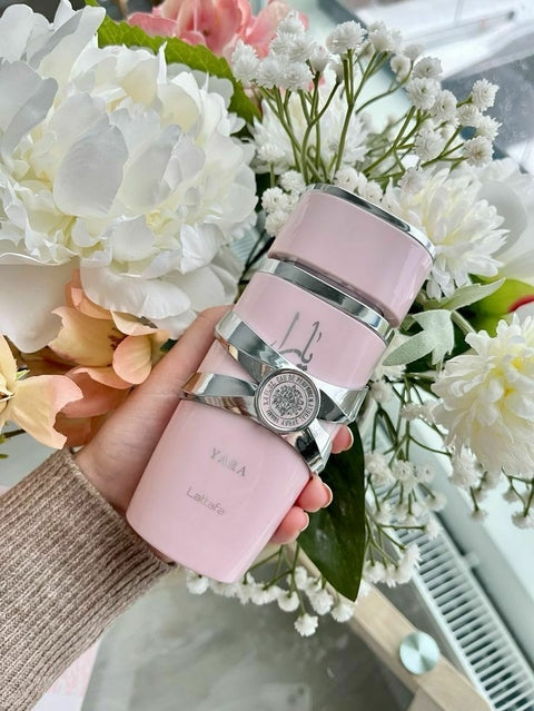 ESTUCHE YARA ROSADA (Perfume + crema + spray + Perfumero de regalo)