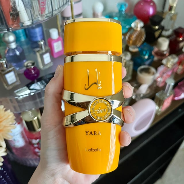 ESTUCHE YARA TOUSH (Perfume + crema + spray + Perfumero de regalo)